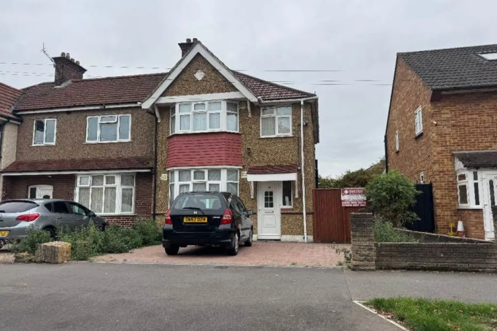 Semi Detached House for Rent - 3 Bedroom - Wimborne Avenue, Hayes, UB4 0HJ