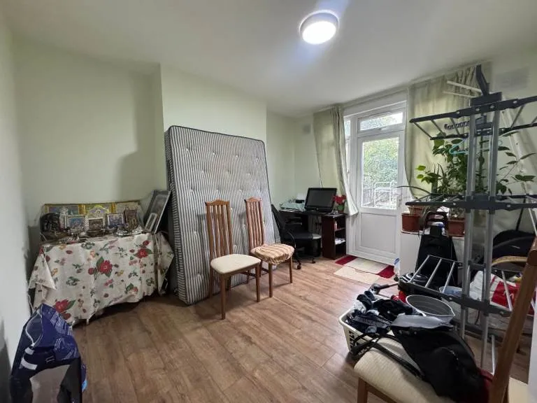 Semi Detached House for Rent - 3 Bedroom - Wimborne Avenue, Hayes, UB4 0HJ