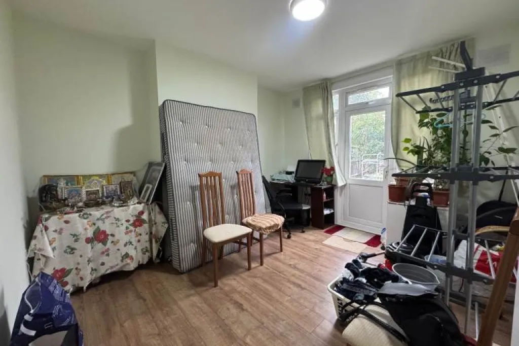 Semi Detached House for Rent - 3 Bedroom - Wimborne Avenue, Hayes, UB4 0HJ