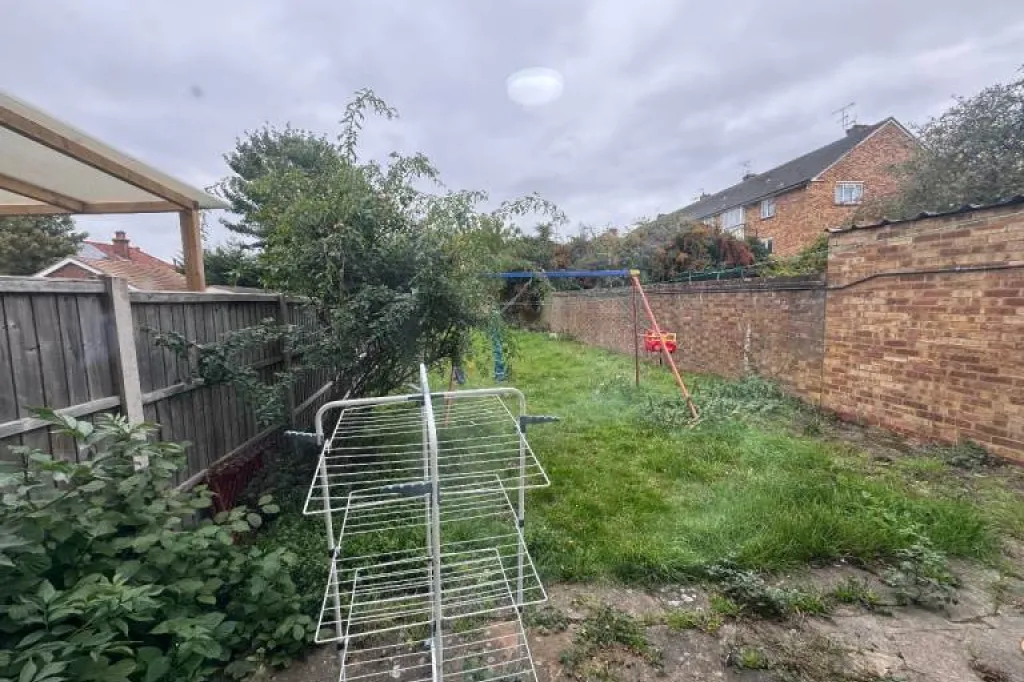 Semi Detached House for Rent - 3 Bedroom - Wimborne Avenue, Hayes, UB4 0HJ