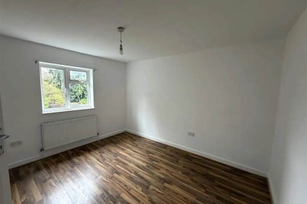 Spacious 3-Bedroom First-Floor Maisonette in UB1 2RU – £2,300 PCM | Garden & Parking