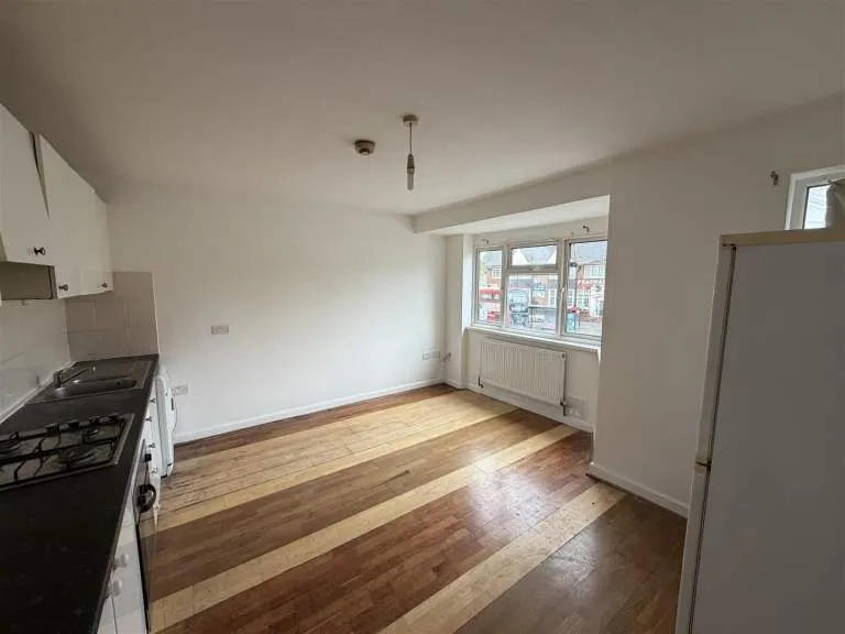 Spacious 3-Bedroom First-Floor Maisonette in UB1 2RU – £2,300 PCM | Garden & Parking