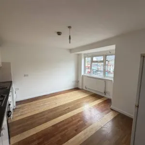 Spacious 3-Bedroom First-Floor Maisonette in UB1 2RU – £2,300 PCM | Garden & Parking