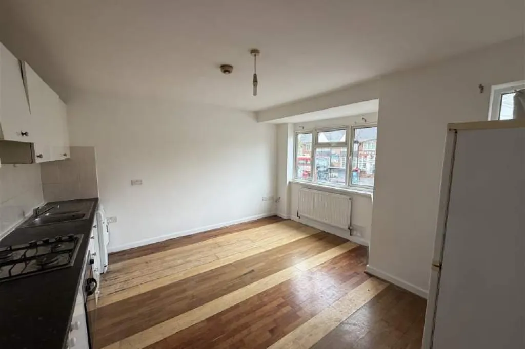 Spacious 3-Bedroom First-Floor Maisonette in UB1 2RU – £2,300 PCM | Garden & Parking