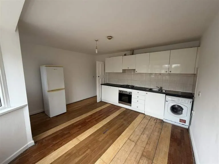 Spacious 3-Bedroom First-Floor Maisonette in UB1 2RU – £2,300 PCM | Garden & Parking