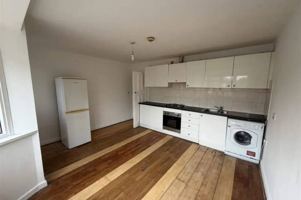 Spacious 3-Bedroom First-Floor Maisonette in UB1 2RU – £2,300 PCM | Garden & Parking