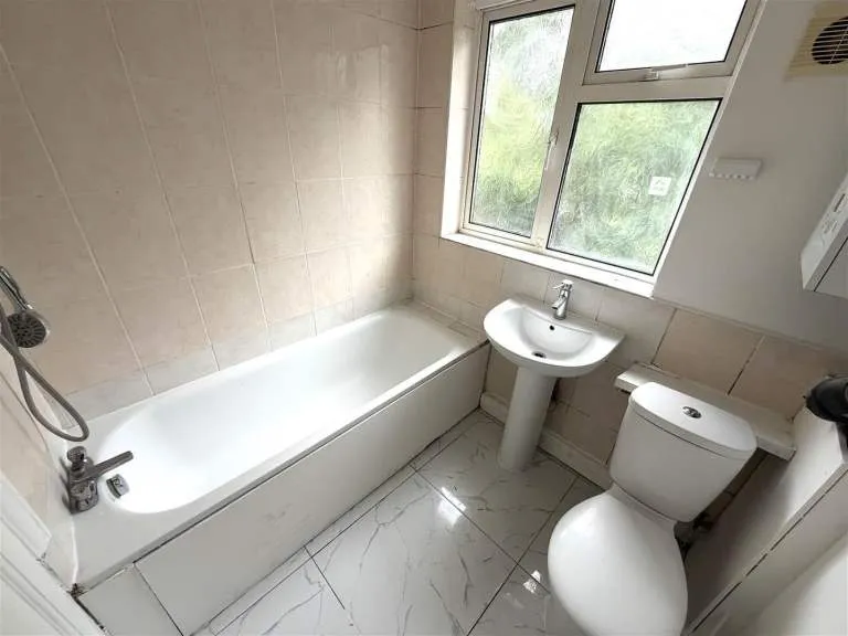 Spacious 3-Bedroom First-Floor Maisonette in UB1 2RU – £2,300 PCM | Garden & Parking