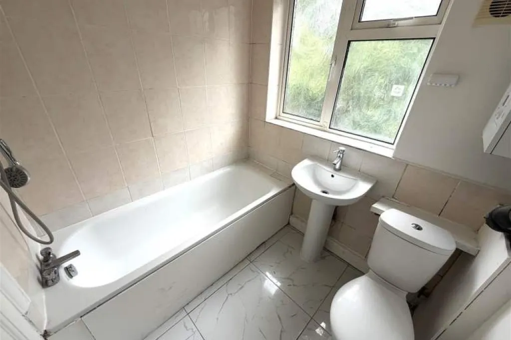 Spacious 3-Bedroom First-Floor Maisonette in UB1 2RU – £2,300 PCM | Garden & Parking