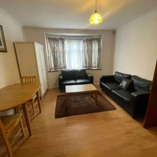 Discover the perfect blend of comfort and convenience in this 1-bedroom flat on Wanstead Park Road