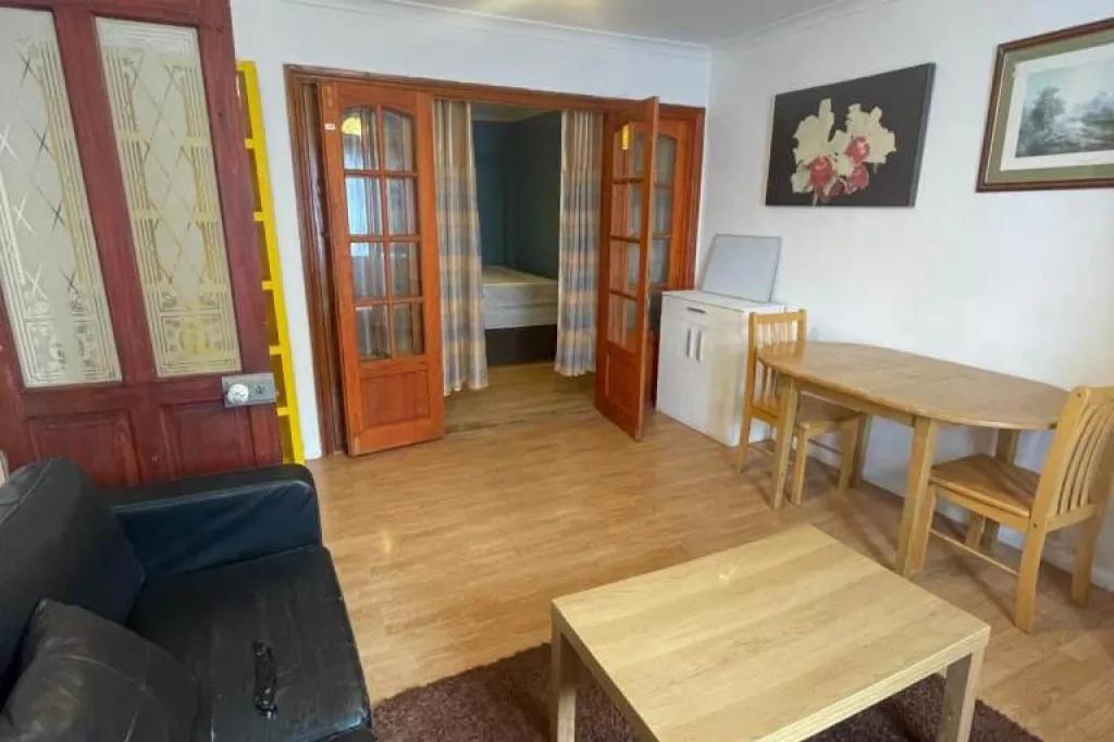 Discover the perfect blend of comfort and convenience in this 1-bedroom flat on Wanstead Park Road
