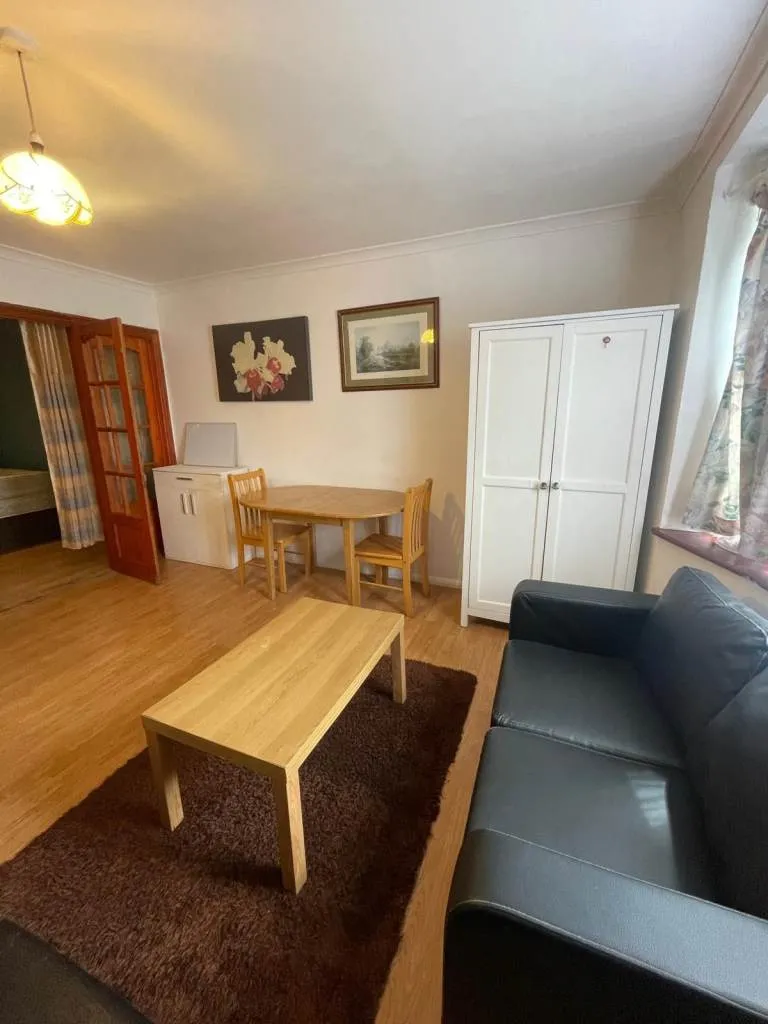Discover the perfect blend of comfort and convenience in this 1-bedroom flat on Wanstead Park Road