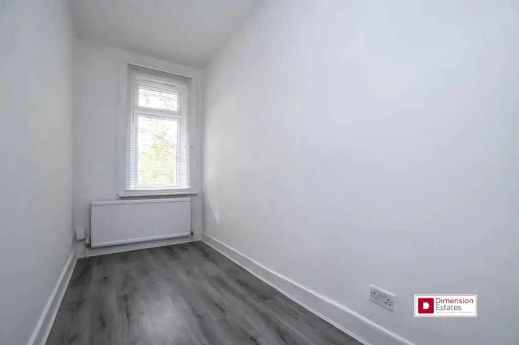WOOD GREEN N22 : Superb 3 Bed Flat : AVAILABLE NOW !!