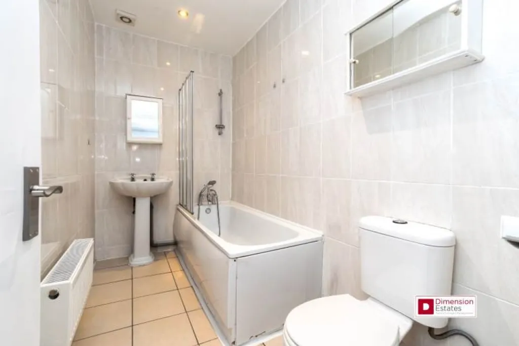 WOOD GREEN N22 : Superb 3 Bed Flat : AVAILABLE NOW !!