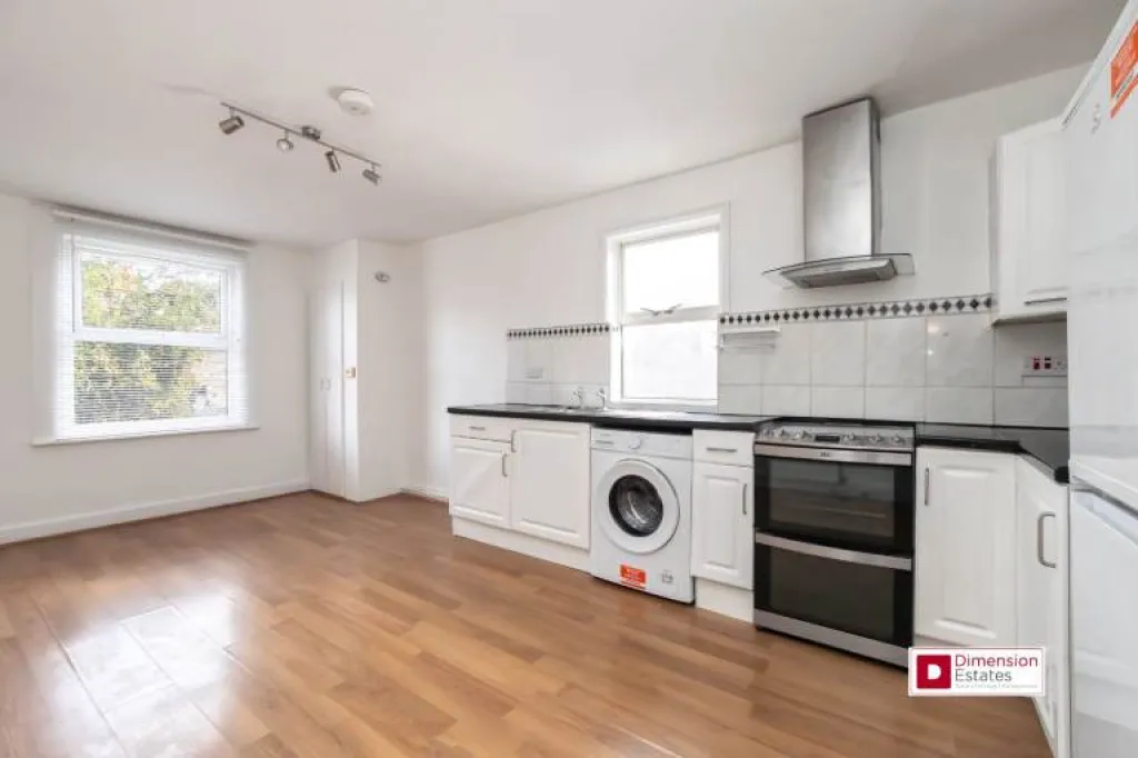 WOOD GREEN N22 : Superb 3 Bed Flat : AVAILABLE NOW !!