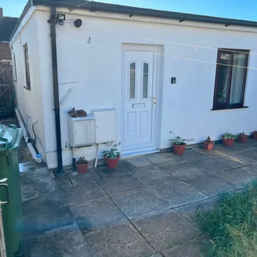One bedroom flat with private entrance for rent