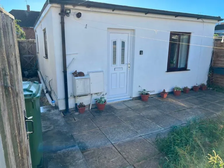 One bedroom flat with private entrance for rent