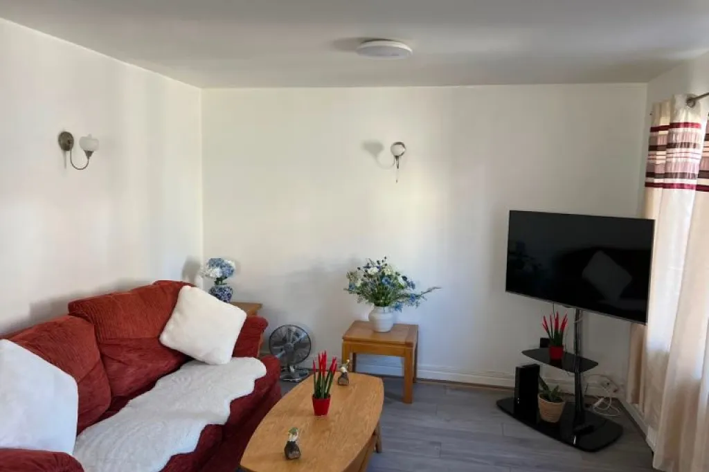 One bedroom flat with private entrance for rent