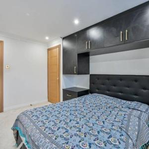 (Not a studio)En-suite Double room incl bills for single occupancy or couple Postcode GU22 8DJ