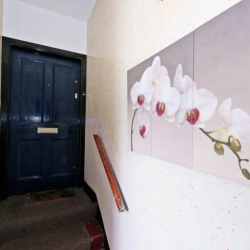 Fully furnished Immaculate 2 bed city centre flat available immediately for Moving In