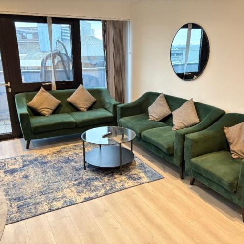 Penthouse Concierge Balcony Views 2DBed 1Bath OpenPlan TVLoungeCoWorkGardensCarPark NearRailBusTesco