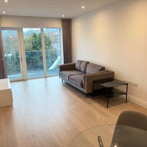 Contemporary Stylish Modern 3rd Floor 1 Bed Balcony Flat Lounge Gym VeryNearRailTubeBusShopsPark