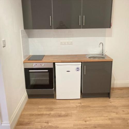 Includes Bills Converted New Ground Studios Shower WC DBedRoomKitchenDineSit VeryNearTubeBusShops