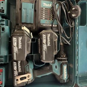 Makita 18v power drill with x3 3,0AH batteries, charger and case.