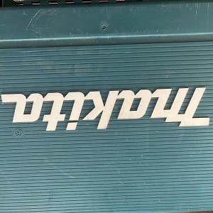 Makita 18v power drill with x3 3,0AH batteries, charger and case.