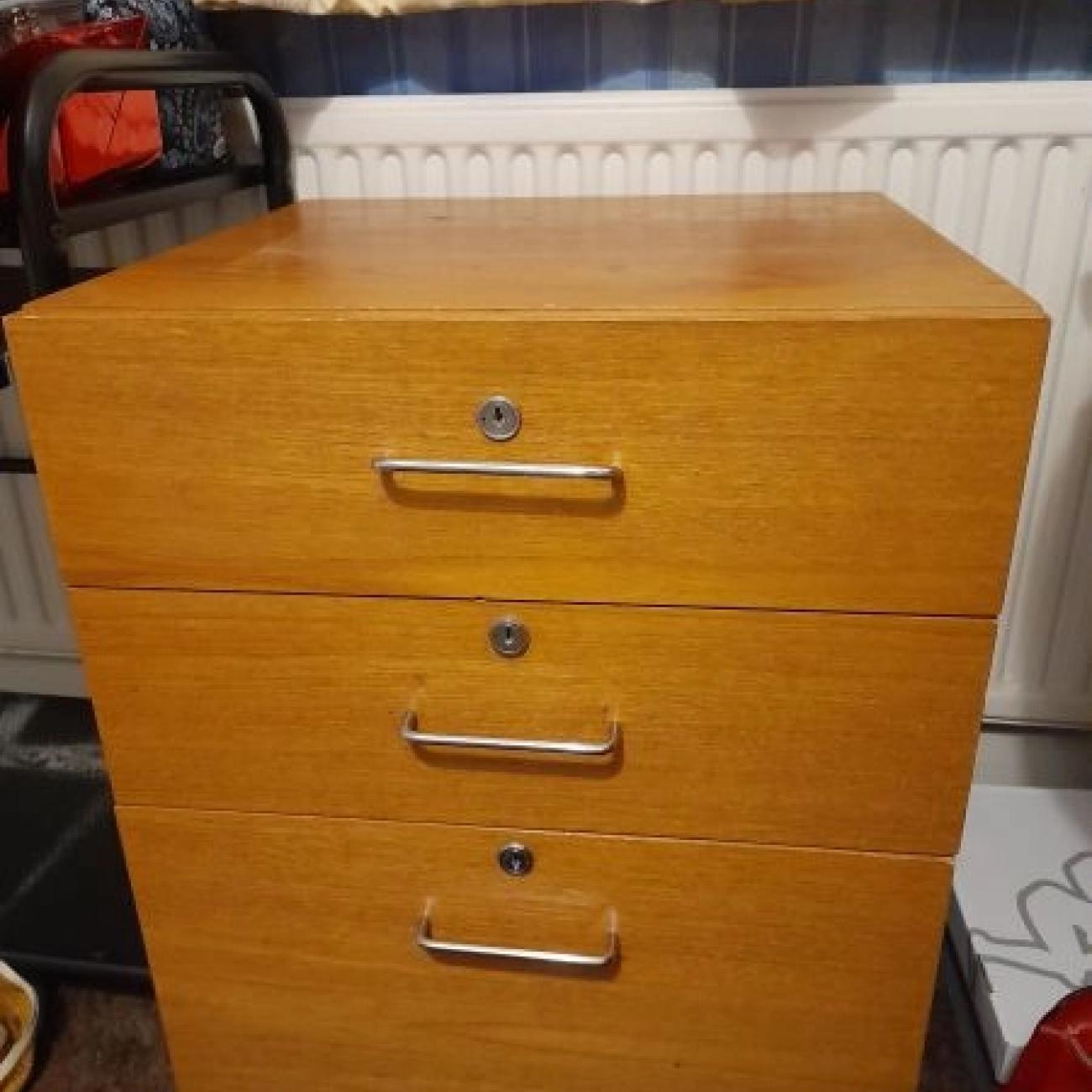 Solid Wood Chest of Drawers with Key