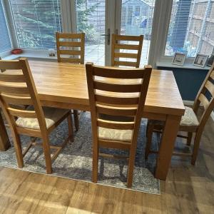 Chunky Oak Dining Table & 6 matching chairs