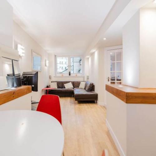 Tasteful, 1 bed + box room flat in Stockbridge overlooking the Water of Leith -available now