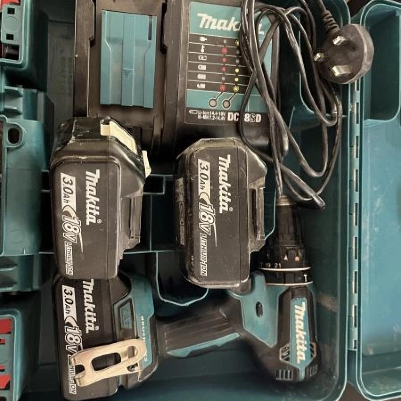 Makita 18v power drill with x3 3,0AH batteries, charger and case.