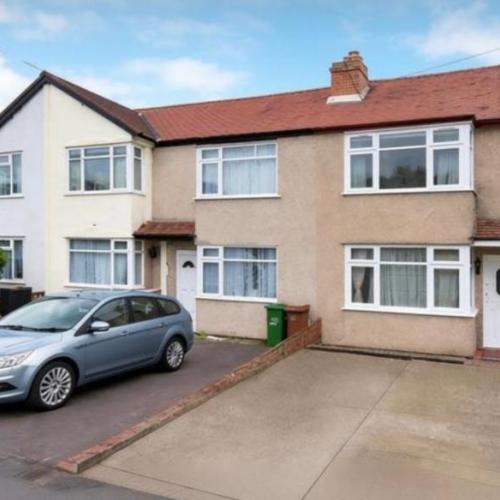 Charming 2-bed house in Worcester Park available now