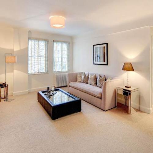 Two bedroom, two bathroom second floor apartment with lift and porter in Chelsea SW3