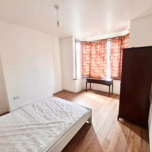 Rent 2 Double Rooms - Framfield Road, Mitcham CR4