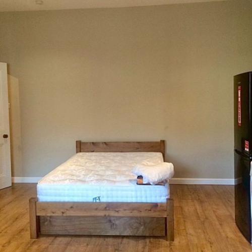 Rent LARGE STUDIO 2 mins walk to Palmers Green Station