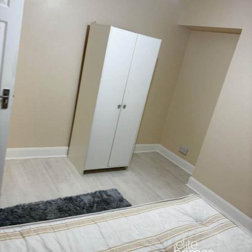 Large Double ROOM to rent in an excellent located house-share in Finsbury Park, N4.