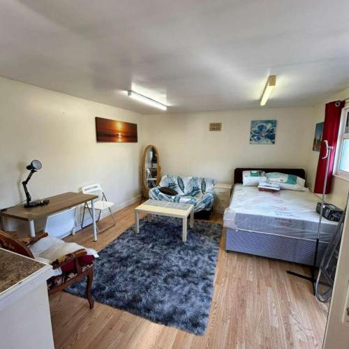 SEPARATE ENTRANCE STUDIO IN STANMORE NEAR BELMONT CIRCLE