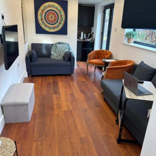 Modern spacious studio, close to Sunnyhill Park and Middlesex University, NW4