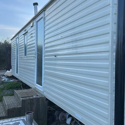 Two bedroom static caravan flat house close to London