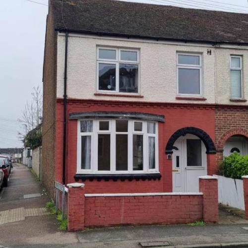 3-bed end terrace house