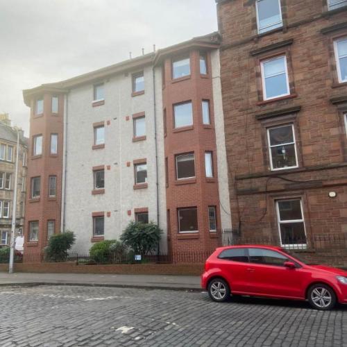 Lovely quiet 2 double bedroom ground floor flat, recently refurbished with new kitchen and bathroom