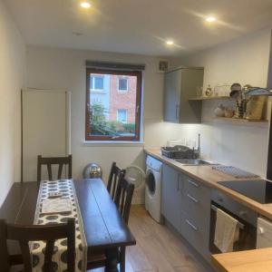 Lovely quiet 2 double bedroom ground floor flat, recently refurbished with new kitchen and bathroom