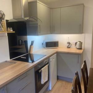 Lovely quiet 2 double bedroom ground floor flat, recently refurbished with new kitchen and bathroom