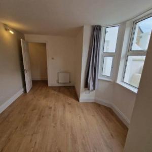 GREAT LOCATION IN THORNTON HEATH/SELHUHRST SE25 - LARGE THREE BED LOWER GROUND FLOOR FLAT (3 BED)