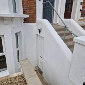 GREAT LOCATION IN THORNTON HEATH/SELHUHRST SE25 - LARGE THREE BED LOWER GROUND FLOOR FLAT (3 BED)