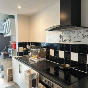 ENSUITE DOUBLE ROOM IN A HOUSE IN CHINGFORD , E4 8PJ FOR £894pcm..AVAILABLE NOW! (Professional ONLY)