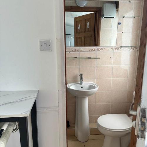 AVAILABLE NOW ENSUITE DOUBLE ROOM IN A HOUSE IN CHINGFORD , E4 8PJ FOR £897pcm.. Professional ONLY!