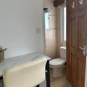 AVAILABLE NOW ENSUITE DOUBLE ROOM IN A HOUSE IN CHINGFORD , E4 8PJ FOR £897pcm.. Professional ONLY!