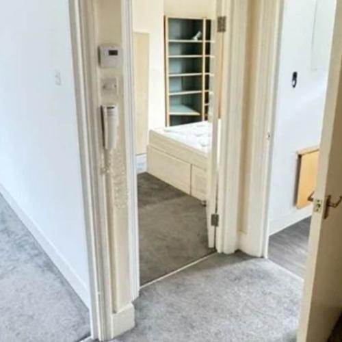 2-Bedroom Unfurnished Flat with Large Kitchen & On-Street Parking - COMPANY LET ALLOWED